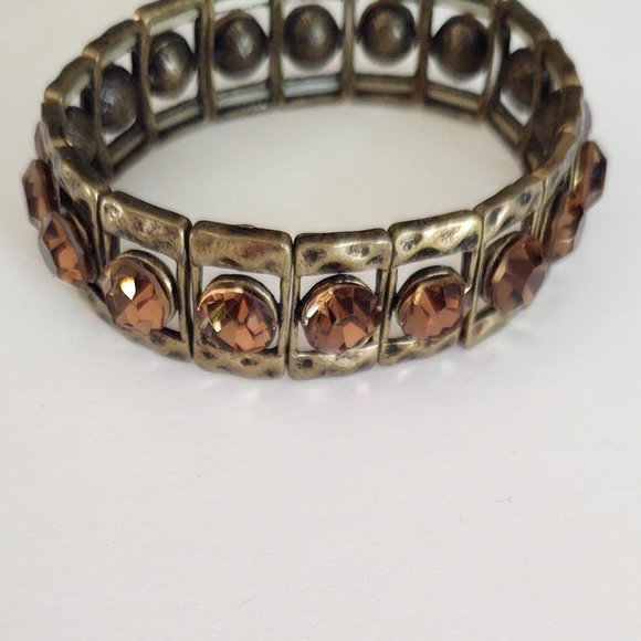 Hammered brass and crystal stretch bracelet - Picture 11 of 11